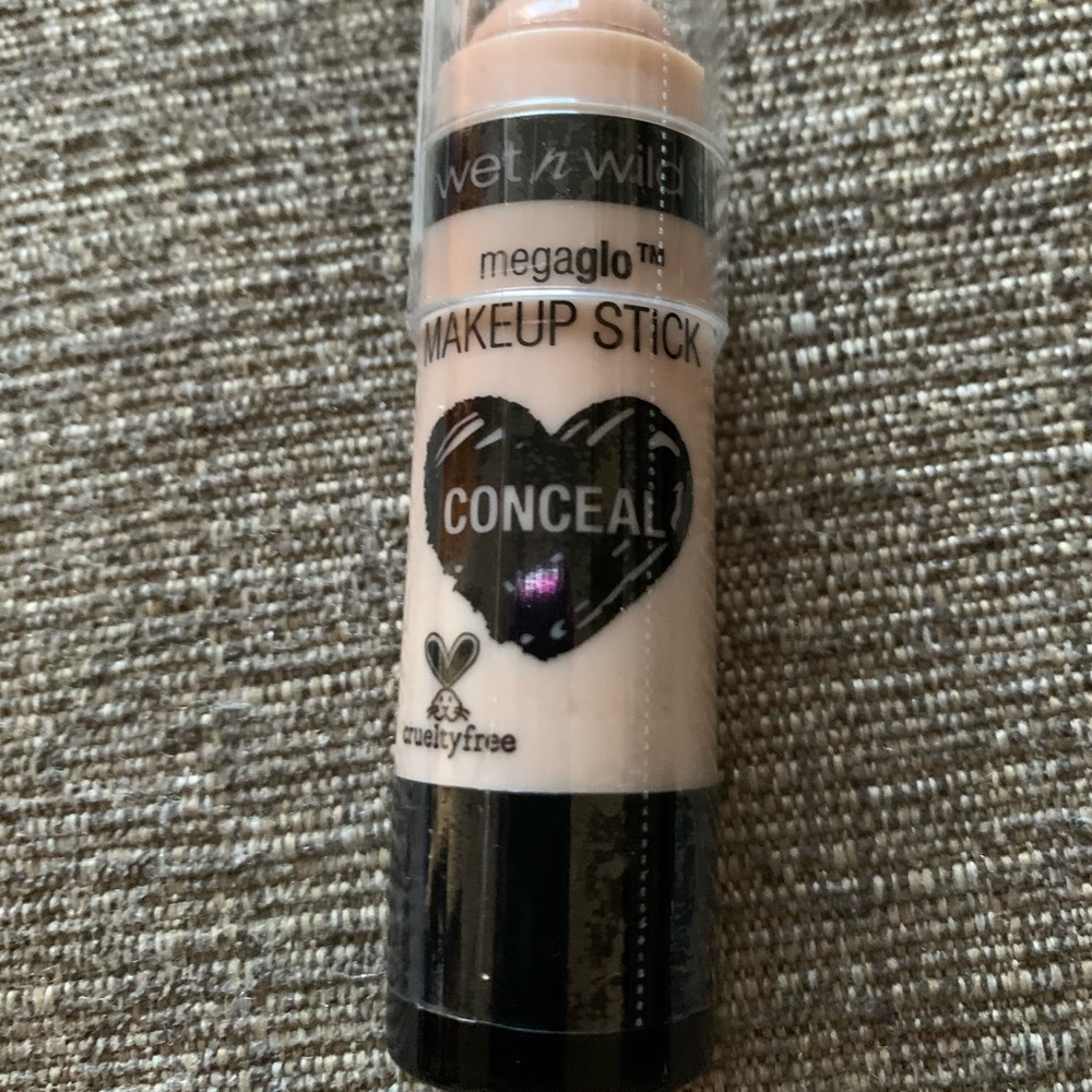 WNW MEGAGLO MAKEUP STUCK